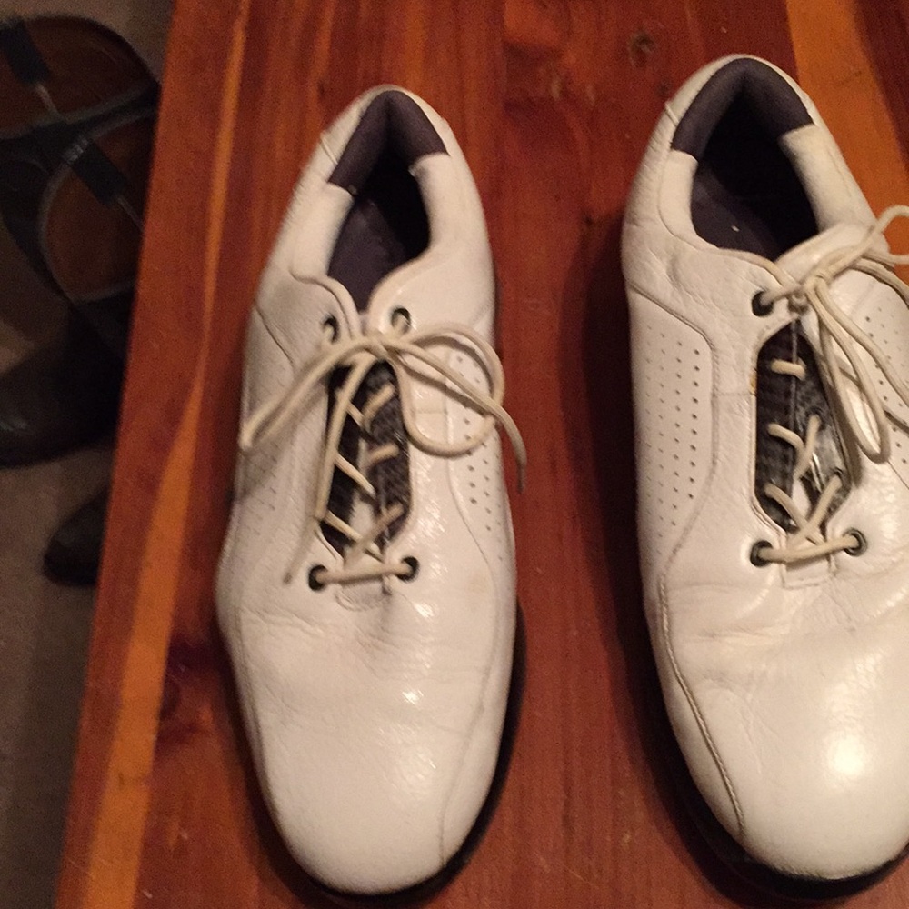 Golf shoes